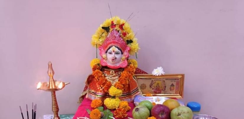 उपवास: जर कोणत्याही कारणामुळे तुम्हाला गुरुवारची पूजा मांडता आली नाही तर अशावेळेस तुम्ही उपवास चुकवू नये. दर गुरुवारी न चुकता उपवास करावा.