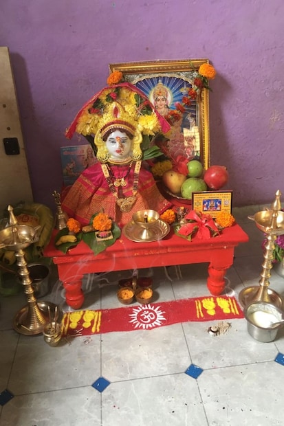 मोबाईलवर ऐका कथा: जर कोणत्याही कारणामुळे तुम्हाला गुरुवारची पूजा मांडता आली नाही तर अशावेळेस, तुम्ही पोथी वाचू शकत नाहीत, तर त्यावेळेस मोबाईलचा वापर करून तुम्ही व्रताची कथा ऐकू शकता.