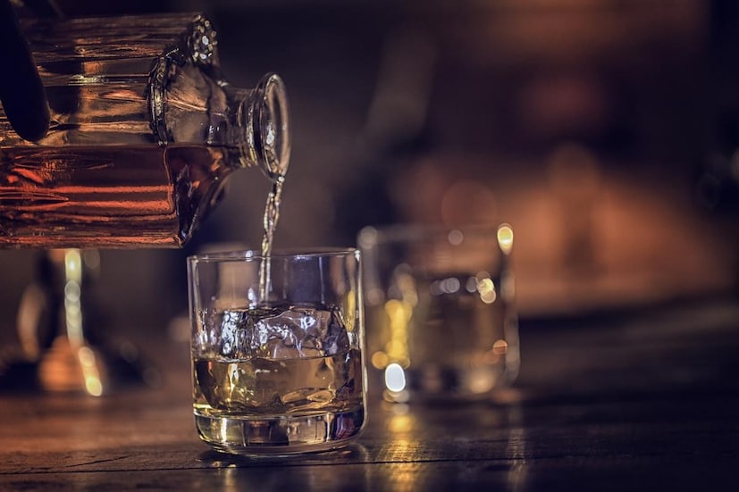 प्रत्येक व्यक्तीला त्यांच्या कृतींचे सारखेच परिणाम भोगावे लागतात असे नाही. काहींसाठी, दारू हे आनंदाचे स्रोत नाही तर एक विष आहे, जे शनि, राहू, केतू आणि मंगळ या क्रूर ग्रहांना जागृत करते. जाणून घ्या कोणत्या जन्मतारखेला जन्मलेल्या व्यक्तींनी दारूपासून दूर राहावे.