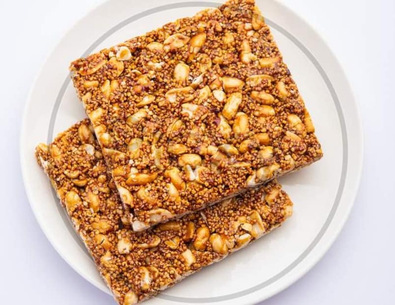 शेंगदाणे आणि राजगिरा: उपवासासाठी शेंगदाणे आणि राजगिरा हे उत्तम स्रोत आहेत. राजगिऱ्याची खीर किंवा लाडू खाणे ऊर्जा टिकवून ठेवण्यास मदत करते.