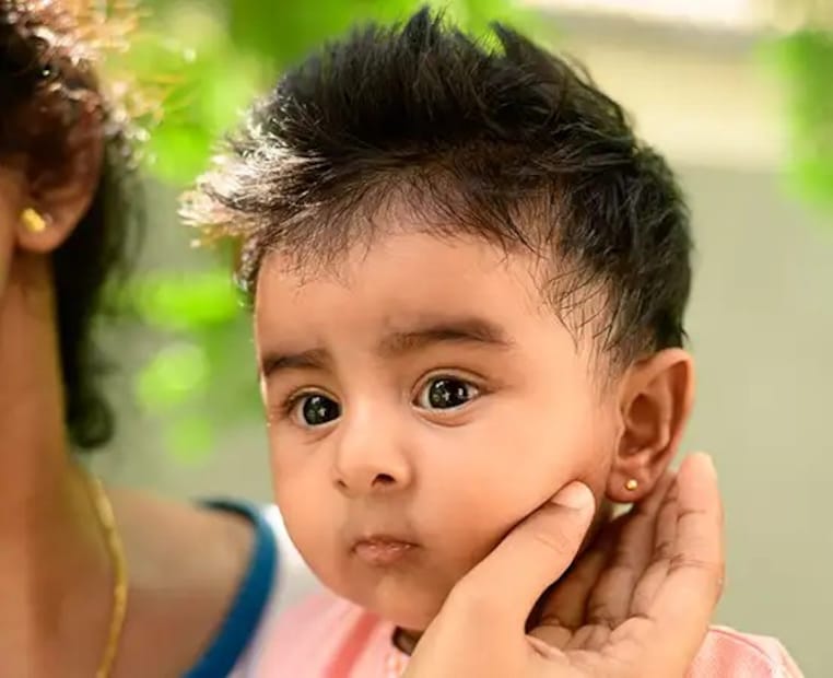 भारतीय संस्कृतीत, मुलांचे उजवे कान आणि मुलींचे दोन्ही कान टोचले जातात. कान टोचण्याच्या परंपरेला कर्णवेध संस्कार म्हणतात, हा सोळा संस्कारांपैकी नववा संस्कार आहे, जो मुलाच्या जन्मानंतर 6 महिन्यांनी केला जातो.