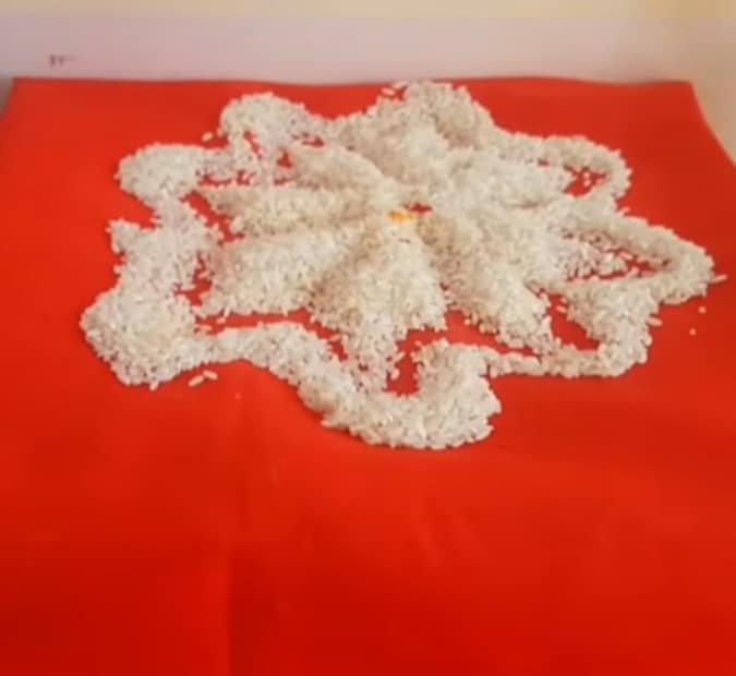 कलशाखालील धान्याचे आसन: कलश थेट जमिनीवर ठेवू नये. कलशाखाली नेहमी लाल कपडा अंथरावा आणि त्यावर तांदूळ किंवा अक्षताचे आसन तयार करावे.