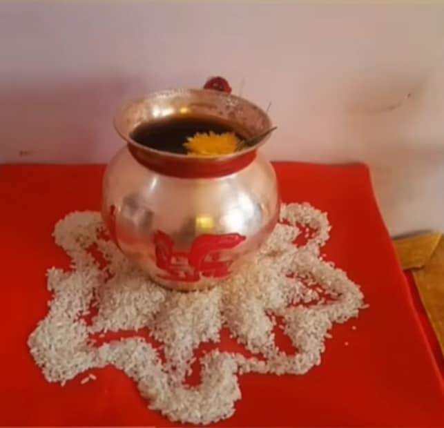 कलशातील जल: कलश नेहमी स्वच्छ आणि शुद्ध पाण्याने भरावा. पाण्यात गंगाजल, हळद, कुंकू, एक नाणे, फुल आणि सुपारी टाकावी. हे घटक समृद्धी आणि पवित्रतेचे प्रतीक आहेत.