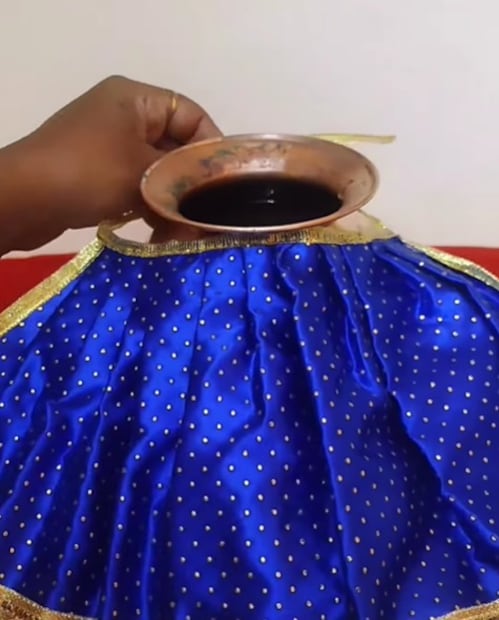 कलश हे समृद्धी, सकारात्मक ऊर्जा आणि देवी-देवतांच्या तत्त्वाचे प्रतीक मानले जाते. मात्र, कलश सजवताना अनेक भाविक नकळतपणे एक मोठी चूक करतात, ज्यामुळे पूजेचे पूर्ण फळ मिळत नाही. योग्य पद्धतीने कलश कसा सजवावा.