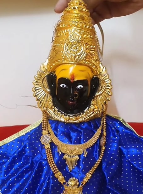 मार्गशीर्ष महिना हा हिंदू धर्मात अत्यंत पवित्र मानला जातो. या महिन्यात विशेषतः गुरुवारच्या दिवशी माता लक्ष्मीची आणि भगवान विष्णूची पूजा केली जाते. या पूजेत कलश स्थापना करणे आणि तो योग्य पद्धतीने सजवणे हे महत्त्वाचे असते. मार्गशीर्ष महिना हा हिंदू धर्मात अत्यंत पवित्र मानला जातो. या महिन्यात विशेषतः गुरुवारच्या दिवशी माता लक्ष्मीची आणि भगवान विष्णूची पूजा केली जाते. या पूजेत कलश स्थापना करणे आणि तो योग्य पद्धतीने सजवणे हे महत्त्वाचे असते.