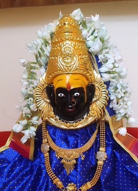 नारळाची योग्य स्थिती: कलशावर ठेवलेला नारळ हा शेंडी वरच्या दिशेने राहील, अशा प्रकारे ठेवावा. नारळ ठेवताना तो लाल कपड्यात गुंडाळावा. कलश नेहमी ईशान्य दिशेला स्थापित करावा. हे स्थान देवांचे मानले जाते.