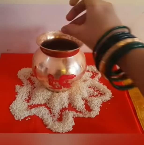 कलशाभोवती धागा: कलशाच्या कंठावर लाल किंवा पिवळा रंगाचा धागा, मौली किंवा कलावा बांधावा. हा धागा संकल्प आणि संरक्षणाचे प्रतीक आहे.