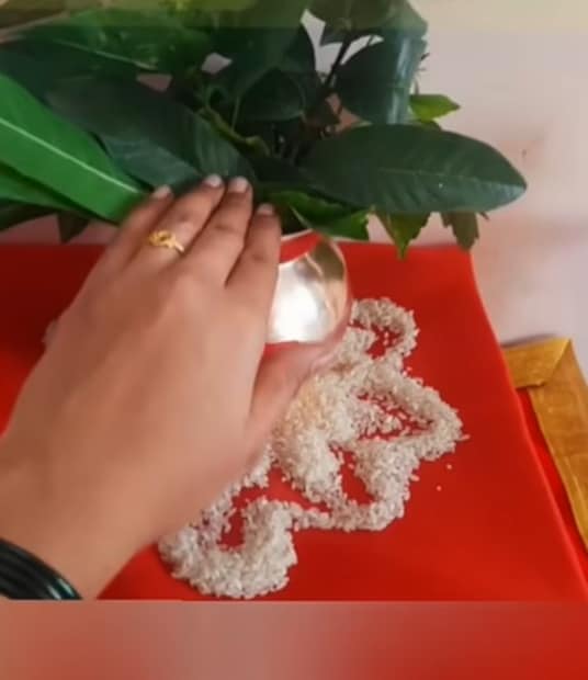 पानांचा वापर: कलशाच्या तोंडावर आंबा किंवा अशोकाची पाच पाने ठेवावीत. ही पाने कलशातील पाणी आणि बाहेरील वातावरणातील ऊर्जेला वेगळे ठेवतात.