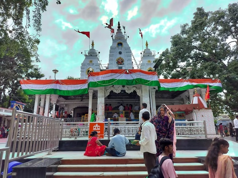 स्वप्नात मंदिर किंवा सोने : जर तुम्हाला रात्री स्वप्नात एखादे मंदिर, देवाची मूर्ती, सोन्याचे नाणे किंवा देवी लक्ष्मी दिसली तर ते चांगले काळ सुरू झाल्याचे निश्चित लक्षण आहे. तसेच, जर तुम्ही सकाळी उठलात आणि काही चांगली बातमी मिळाली तर खात्री करा की तुमचे नशीब लवकरच चमकणार आहे.