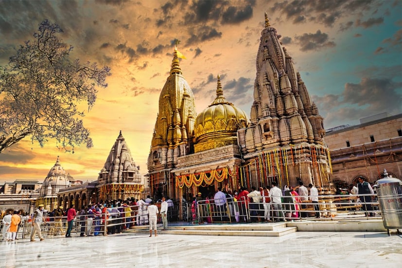 नवीन वर्षाच्या आगमनाने, लोक प्रार्थना करण्यासाठी आणि देवाचा आशीर्वाद घेण्यासाठी मंदिरांमध्ये जातात. या काळात देशभरातील जवळजवळ सर्व मंदिरांमध्ये भाविकांची गर्दी दिसून येते. उत्तर प्रदेशातील वाराणसी येथील काशी विश्वनाथ मंदिरातही असेच दृश्य पाहायला मिळते.