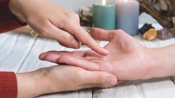 करोडपती होणार! तळहातावर दिसतात 'या' खास रेषा, तुमच्या हातातही आहे का राजयोग?