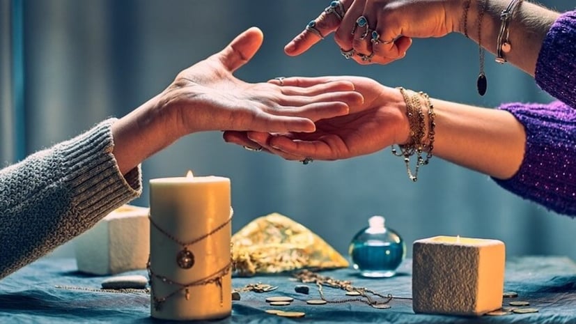 तळहातावर धन रेषा: हस्तरेषाशास्त्रातही तळहातावरील पैशाची रेषा खूप शक्तिशाली मानली जाते. तिची लांबी कमी असूनही, तिचा व्यक्तीच्या जीवनावर खोलवर परिणाम होतो. असे मानले जाते की ज्या लोकांची धनरेषा सूर्य पर्वत किंवा बुध पर्वताकडे वळते ते व्यवसाय, गुंतवणूक आणि संपत्ती वाढीमध्ये खूप यशस्वी होतात. या व्यक्तींना अनेकदा अनपेक्षित आर्थिक लाभ होतात.