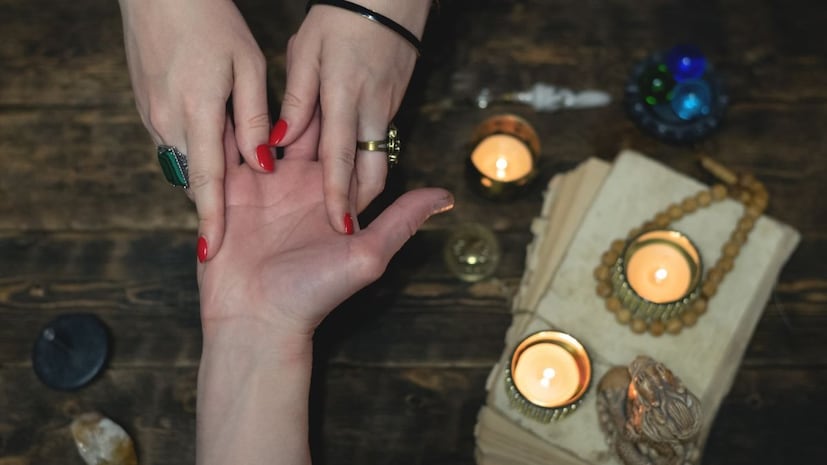 तळहातावर शुक्र पर्वत: तळहातातील अंगठ्याजवळील उंच भागाला हस्तरेषाशास्त्रात शुक्र पर्वत म्हणतात. ते प्रेम, आकर्षण, संपत्ती आणि भौतिक सुखांचे प्रतिनिधित्व करते. जर शुक्र पर्वत प्रमुख आणि तेजस्वी असेल तर अशा व्यक्तींना संपत्ती आणि समृद्धी प्राप्त होते. टीप : (वरील माहिती सामान्य माहितीवर आधारीत आहेत. न्यूज 18 मराठी याची पुष्टी करत नाही. आपला उद्देश तुमच्यापर्यंत माहिती पोहोचवण्याचा आहे.)