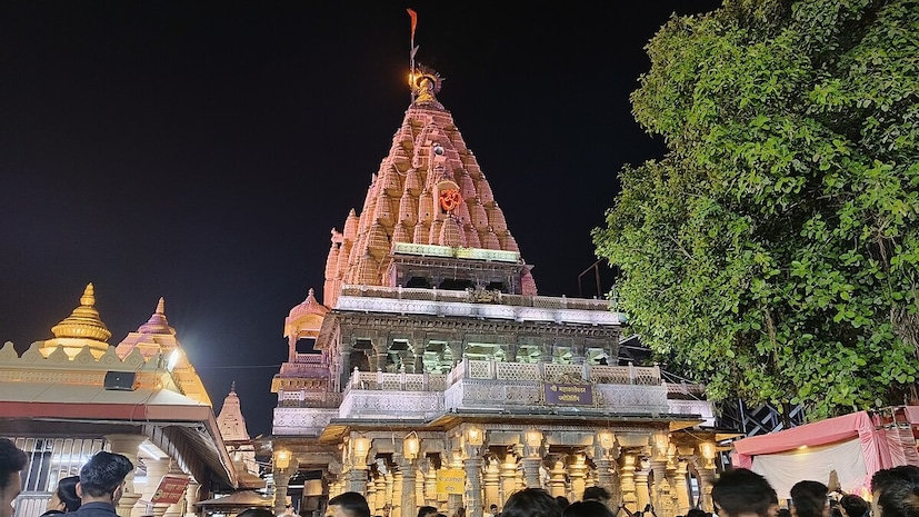 उज्जैनमधील महाकालेश्वर ज्योतिर्लिंग हे भक्तांसाठी एक प्रमुख श्रद्धेचे केंद्र आहे. दररोज मोठ्या संख्येने भाविक बाबा महाकाल यांचे दर्शन घेण्यासाठी आणि त्यांना विविध वस्तू आणि माळा अर्पण करण्यासाठी येथे येतात. उज्जैनमधील महाकालेश्वर ज्योतिर्लिंग हे भक्तांसाठी एक प्रमुख श्रद्धेचे केंद्र आहे. दररोज मोठ्या संख्येने भाविक बाबा महाकाल यांचे दर्शन घेण्यासाठी आणि त्यांना विविध वस्तू आणि माळा अर्पण करण्यासाठी येथे येतात.