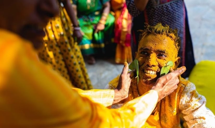 हिंदू संस्कृतीत हळदीला अत्यंत महत्त्वाचे मानले जाते. ते केवळ एक मसाला नाही तर आयुर्वेदिक दृष्टिकोनातून देखील अत्यंत फायदेशीर आहे. हळदीचा वापर केवळ लग्नात सौंदर्य वाढवण्यासाठी केला जात नाही तर लग्नाच्या तयारीसाठी देखील तो एक शुभ संकेत मानला जातो. हळदीचा वापर नकारात्मक ऊर्जा दूर करण्यास आणि मन शांत करण्यास मदत करतो.