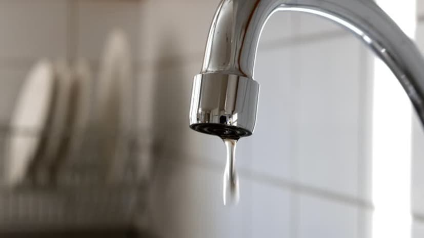 वास्तुशास्त्रात, गळणारा नळ हा सर्वात महत्त्वाचा वास्तुदोष मानला जातो. गळणारा नळ हा आर्थिक नुकसानाचे सर्वात मोठे कारण आहे. जर तुमच्या घरात कुठेही पाणी गळत असेल तर ते ताबडतोब दुरुस्त करा. नळ बंद करताना, 