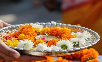 शास्त्रात स्पष्टच सांगितलंय, देवाला आवडत नाहीत 'या' गोष्टी, 99% लोक करतात चूक! शास्त्रात स्पष्टच सांगितलंय, देवाला आवडत नाहीत 'या' गोष्टी, 99% लोक करतात चूक!