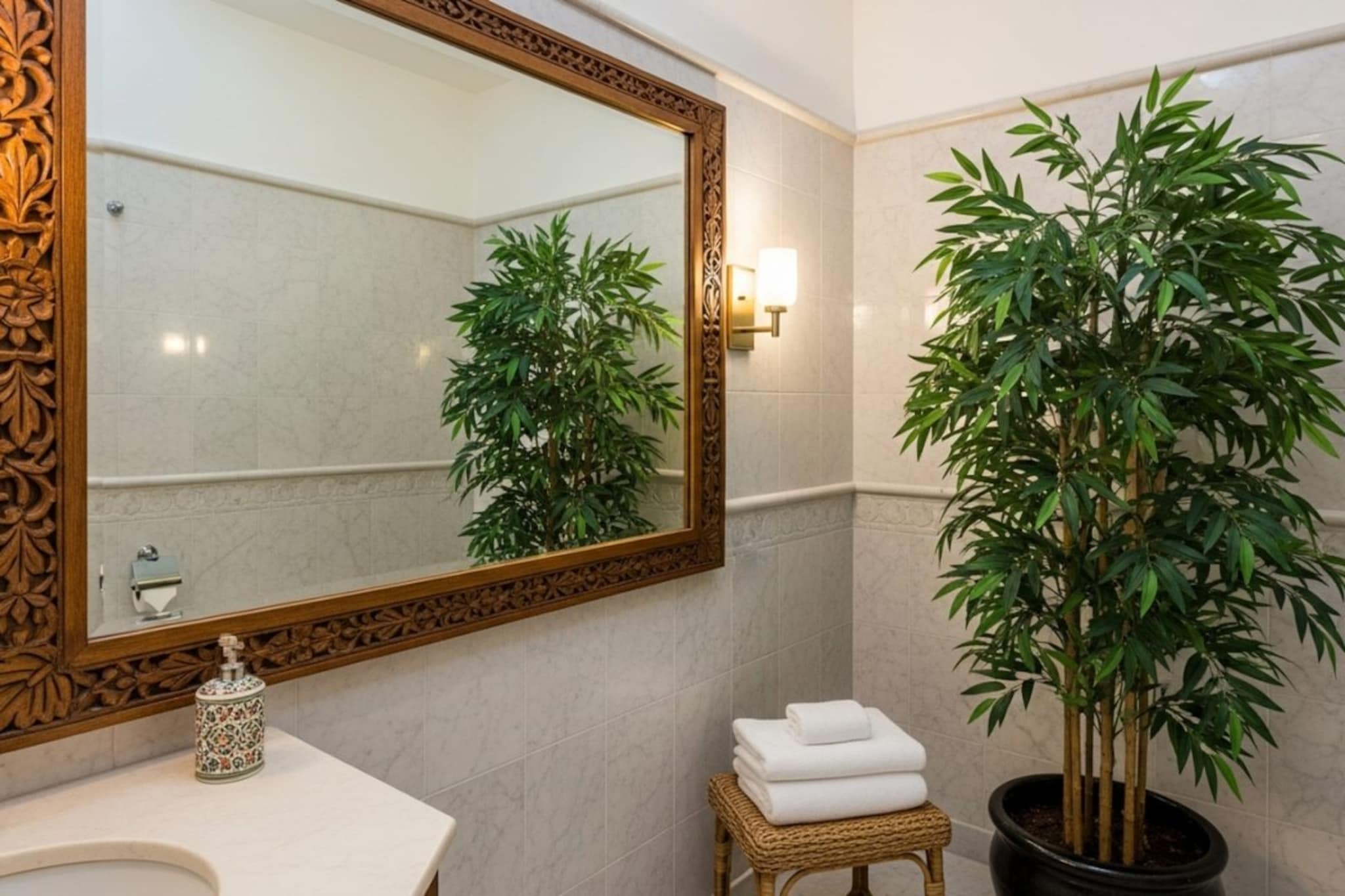 बाथरुममध्ये आरसा लावत असाल तर दिशा चुकवू नका; वास्तुनुसार या बाबी महत्त्वाच्या