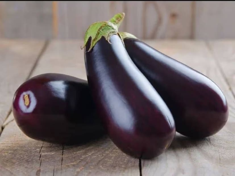 वांगी ही कमी कॅलरी असलेली भाजी आहे जी वजन कमी करण्यास मदत करू शकते, विशेषतः हिवाळ्यात जेव्हा शारीरिक हालचाल कमी होते. ते खाल्ल्याने शरीराला आवश्यक पोषक तत्वे आणि ऊर्जा मिळते.