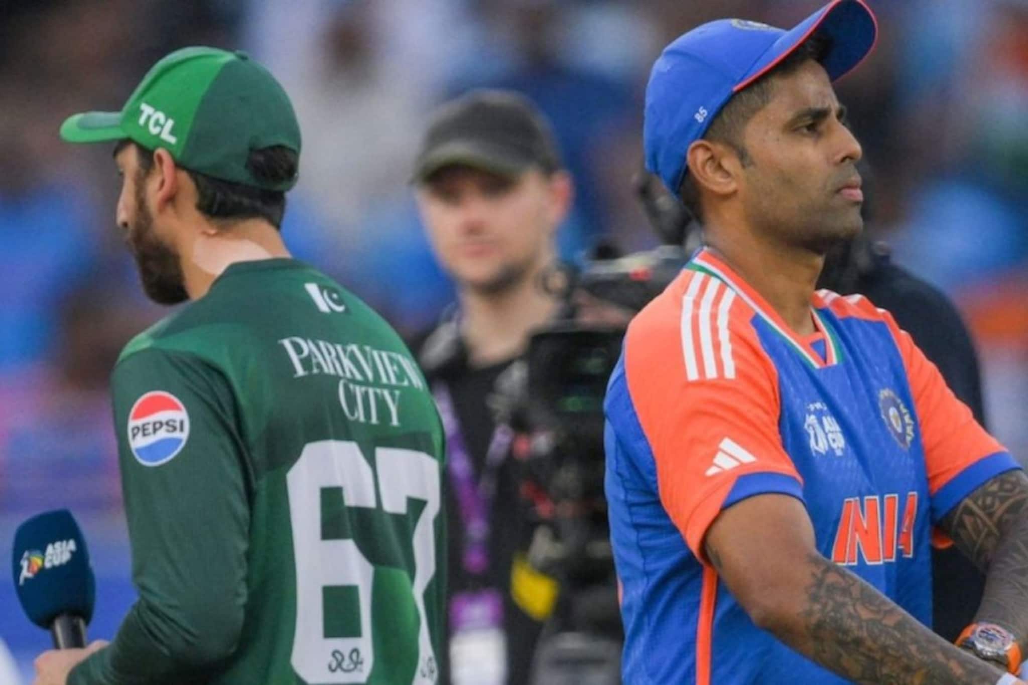 IND vs PAK वर्ल्ड कप सामन्याचं तिकीट फक्त 438 रुपयांना, घरबसल्या कसं बूक कराल? IND vs PAK वर्ल्ड कप सामन्याचं तिकीट फक्त 438 रुपयांना, घरबसल्या कसं बूक कराल?