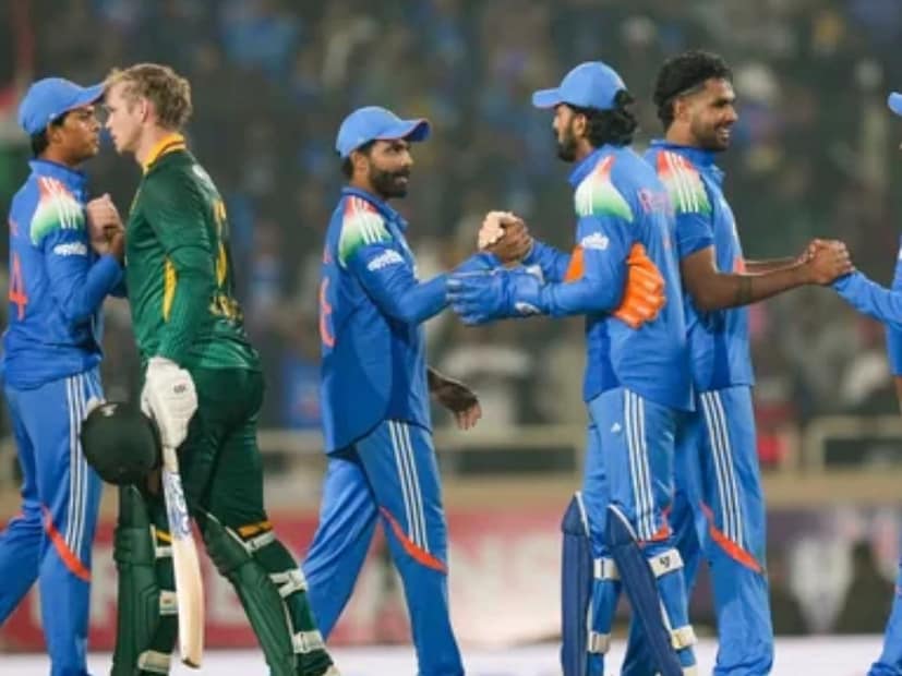 रायपूरच्या मैदानावर पार पडलेल्या दुसऱ्या वनडे सामन्यात भारताला पराभवाला सामोरे जावे लागले आहे. भारताने दिलेल्या 358 या भल्या मोठ्या लक्ष्याचा पाठलाग करताना साऊथ आफ्रिकेने 4 विकेटस राखून सामना जिंकला. 