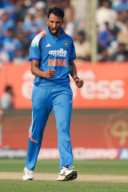 याआधी मागच्या सामन्यामध्ये टीम इंडियाच्या पराभवाला प्रसिद्ध कृष्णाला जबाबदार धरलं गेलं होतं, पण या सामन्यात प्रसिद्ध कृष्णाने जोरदार पुनरागमन केलं. मागच्या सामन्यात प्रसिद्ध कृष्णाने 8.2 ओव्हरमध्ये तब्बल 85 रन देऊन 2 विकेट घेतल्या होत्या.