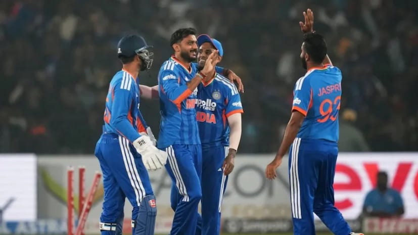 दक्षिण आफ्रिकेविरुद्धच्या या सामन्यात टीम इंडियाचा कर्णधार सूर्यकुमार यादवने टॉस जिंकून पहिले बॉलिंगचा निर्णय घेतला आहे. 