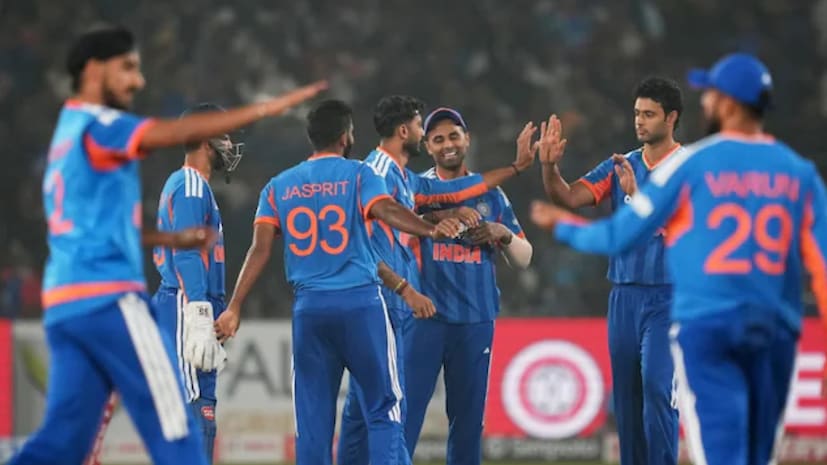 भारताकडून अर्शदीप सिंग, जसप्रीत बुमराह, वरुण चक्रवर्ती, अक्षर पटेल यांना 2-2 विकेट मिळाल्या. तर हार्दिक पांड्या आणि शिवम दुबे यांना 1-1 विकेट घेण्यात यश आलं. डेवाल्ड ब्रेविस याच्या 22 रन वगळता दक्षिण आफ्रिकेच्या कोणत्याच खेळाडूला मोठा स्कोअर करता आला नाही. भारताकडून अर्शदीप सिंग, जसप्रीत बुमराह, वरुण चक्रवर्ती, अक्षर पटेल यांना 2-2 विकेट मिळाल्या. तर हार्दिक पांड्या आणि शिवम दुबे यांना 1-1 विकेट घेण्यात यश आलं. डेवाल्ड ब्रेविस याच्या 22 रन वगळता दक्षिण आफ्रिकेच्या कोणत्याच खेळाडूला मोठा स्कोअर करता आला नाही.