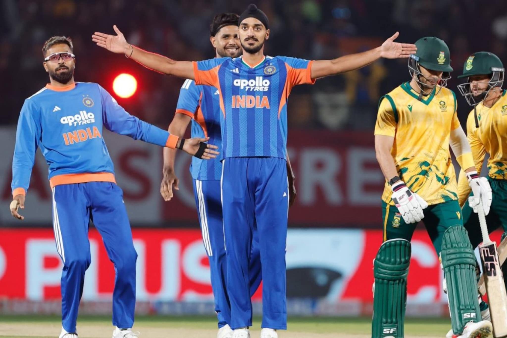 7 विकेट राखून मॅच जिंकली तरी टीम इंडिया हॅपी नाही, तुम्हाला प्रश्न पडेल असे का? 7 विकेट राखून मॅच जिंकली तरी टीम इंडिया हॅपी नाही, तुम्हाला प्रश्न पडेल असे का?