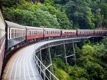 ट्रेनमध्ये कोणाला मिळते फ्री प्रवास करण्याची सुविधा? नियम आणि अटी समजून घ्या