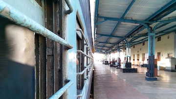 Ticket Rules Change: रेल्वेनं पुन्हा बदलला नियम, तिकीट काढण्याआधी एकदा वाचाच Ticket Rules Change: रेल्वेनं पुन्हा बदलला नियम, तिकीट काढण्याआधी एकदा वाचाच