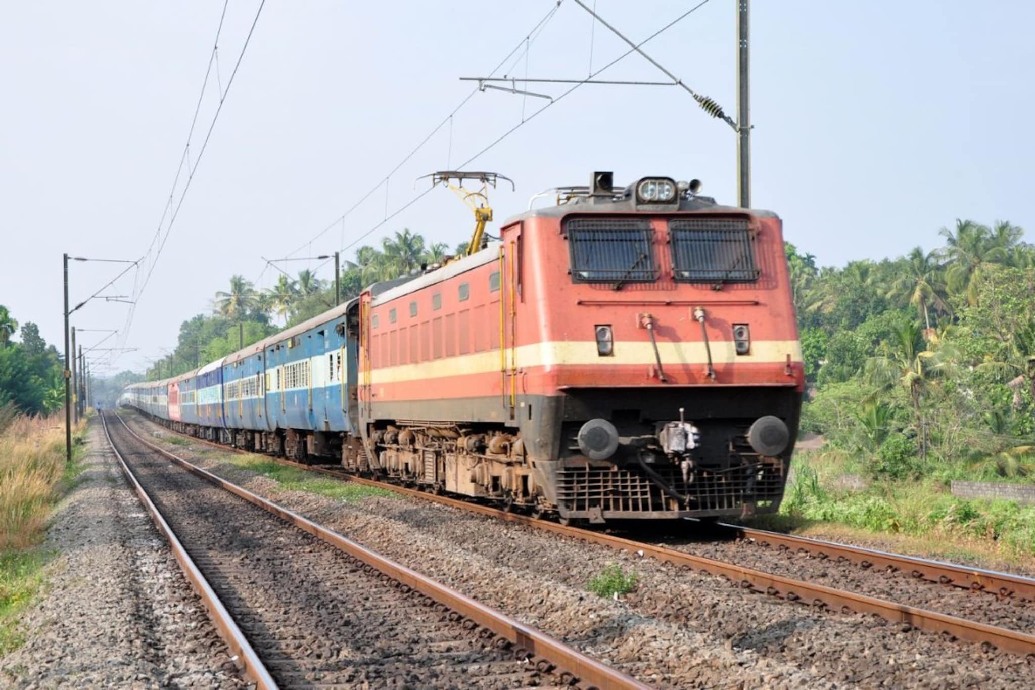 ट्रेनमध्ये कोणाला मिळते फ्री प्रवास करण्याची सुविधा? नियम आणि अटी समजून घ्या ट्रेनमध्ये कोणाला मिळते फ्री प्रवास करण्याची सुविधा? नियम आणि अटी समजून घ्या