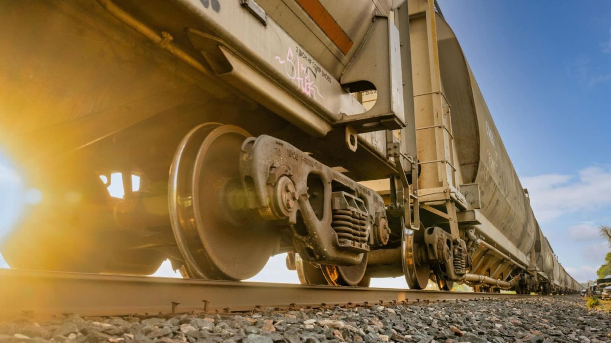 हजारो टन वजन आणि ताशी 100 चा वेग; तरीही रेल्वेचे डबे एकमेकांपासून वेगळे का होत नाहीत? कसं काम करतं ट्रेनचं फिजिक्स?