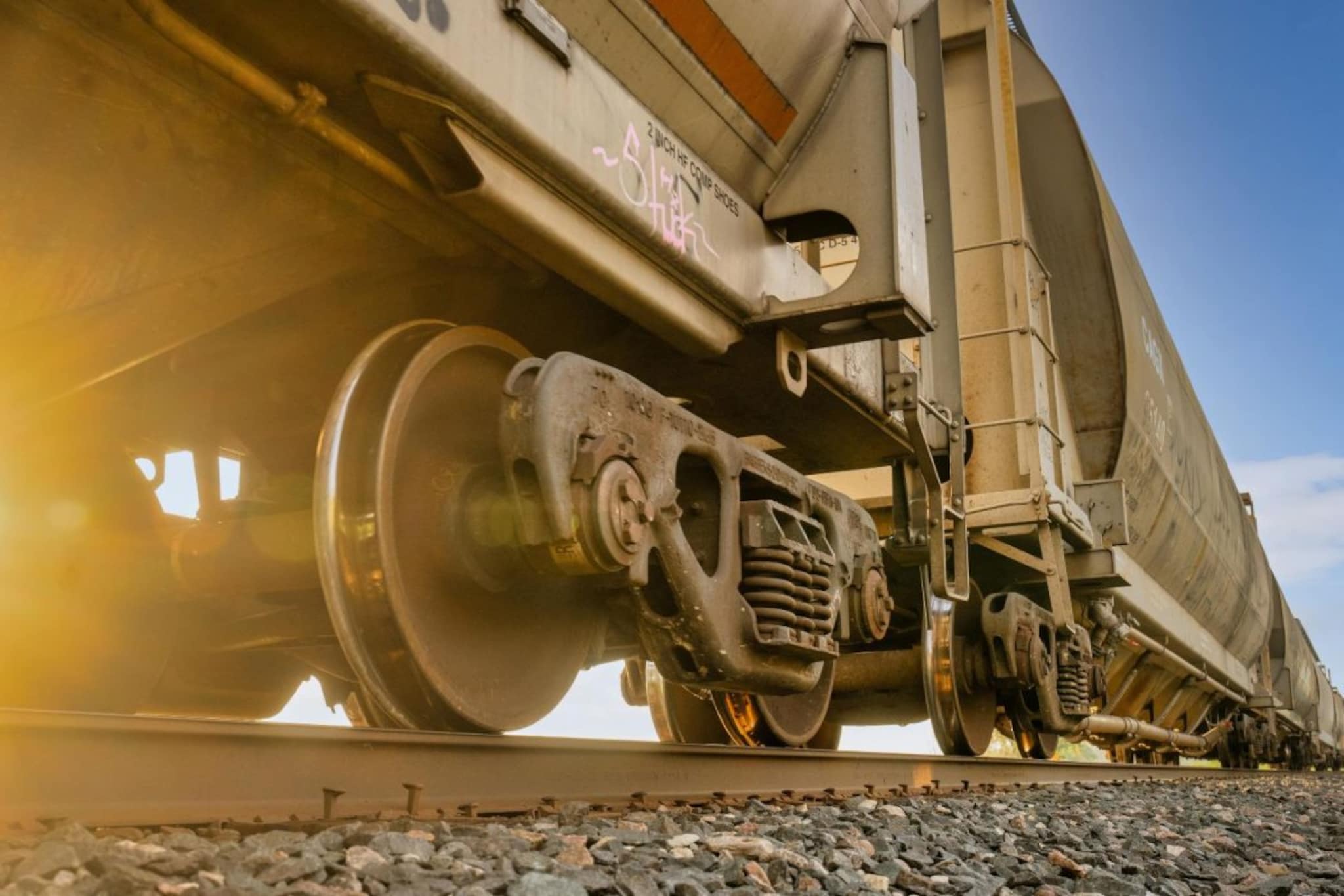 रेल्वेचे डबे एकमेकांपासून वेगळे का होत नाहीत? कसं काम करतं ट्रेनचं फिजिक्स?