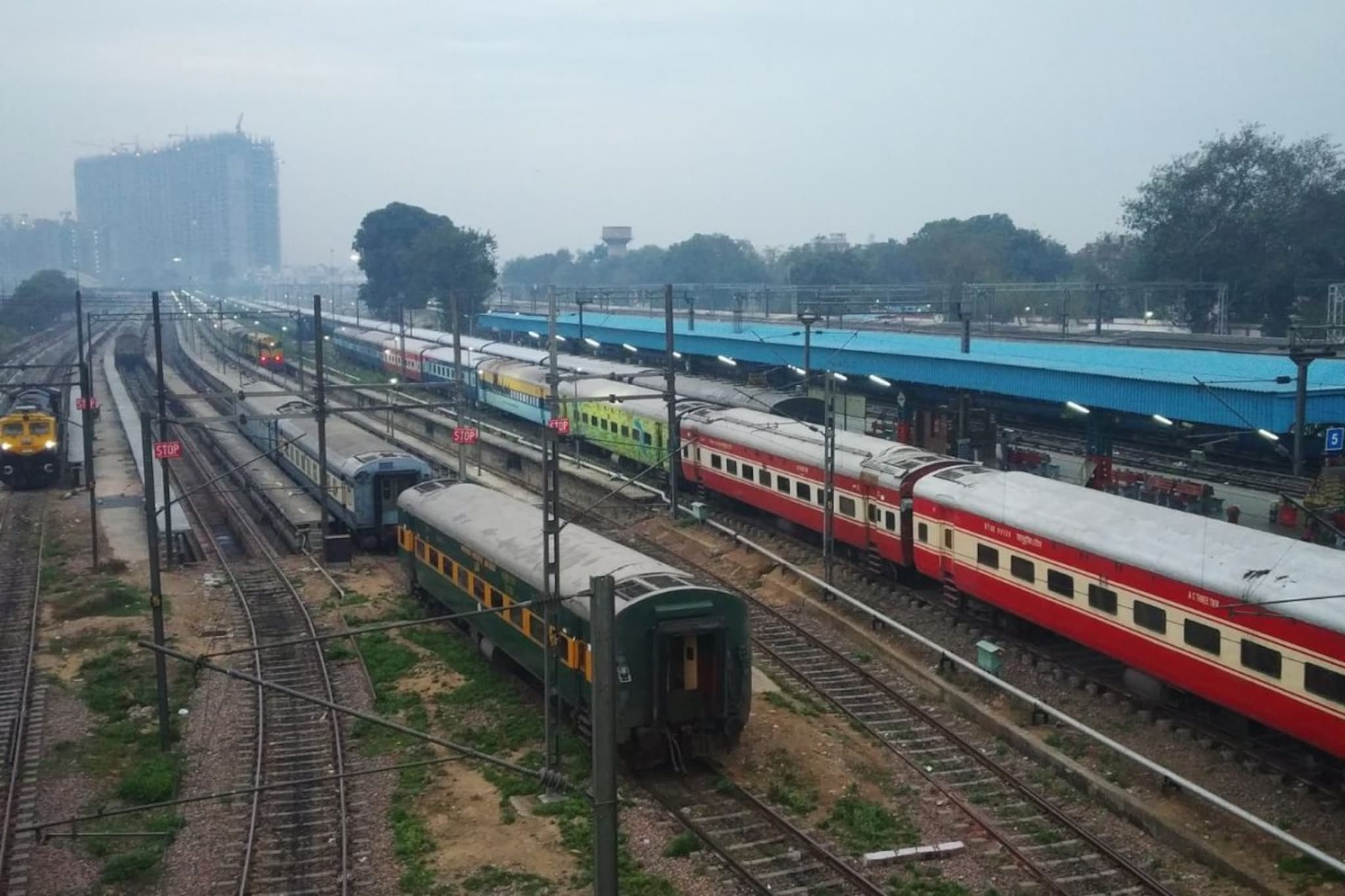 ट्रेनला ब्रेक लागला तरी डबे एकमेकांवर का आदळत नाहीत? तुम्हाला असा प्रश्न पडलाय?