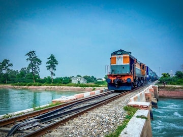 रेल्वेने प्रवास करताय? आता जास्तीच्या सामानासाठी मोजावे लागणार पैसे रेल्वेने प्रवास करताय? आता जास्तीच्या सामानासाठी मोजावे लागणार पैसे