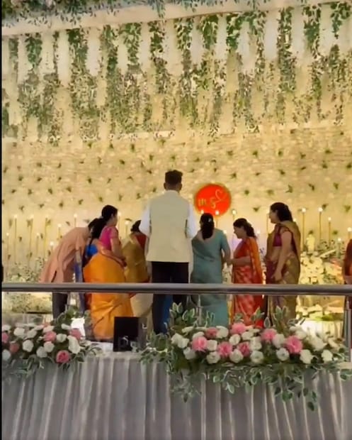 हुबळीमध्ये त्याच्या लग्नाचा रिसेप्शन सोहळा आयोजित करण्यात आला होता. 2 डिसेंबर रोजी भुवनेश्वरहून बंगळुरू मार्गे हुबळीला पोहोचण्यासाठी मेघा आणि संगम यांनी कनेक्टिंग फ्लाईट बुक केली होती.  पण फ्लाइट रद्द झाली आणि हे नवविवाहित कपल भुवनेश्वरमध्येच अडकलं. त्यामुळे हुबळीतील नियोजित रिसेप्शनमध्ये ते पोहोचलेच नाही.