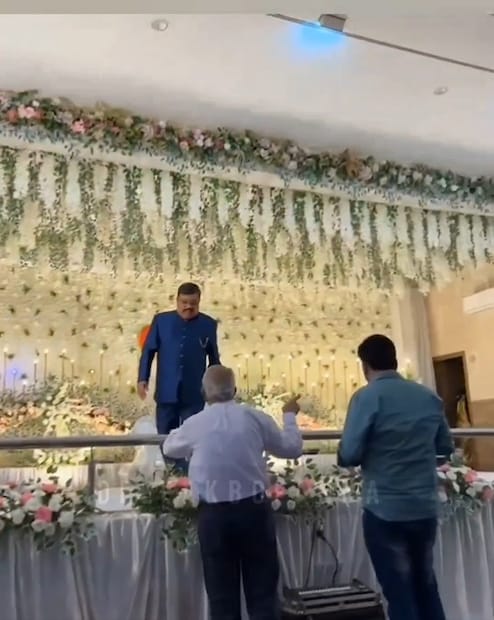 पण रिसेप्शन सोहळ्याचं आमंत्रण सगळ्यांना गेलं होतं, त्यानुसार नातेवाईक, मित्रमंडळी हुबळीतील गुजरात भवन इथं जमा व्हायला सुरुवात झाली. मेघाच्या कुटुंबीयांनी या परिस्थितीत एक अनोखा मार्ग काढला.