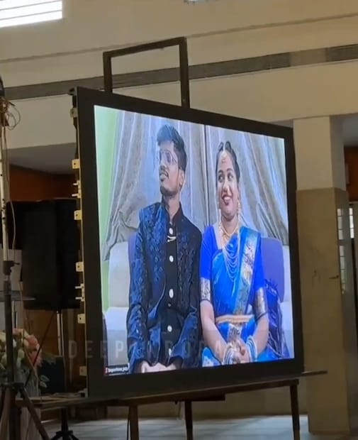 त्यांनी मेघा आणि संगम यांना व्हिडिओ कॉलद्वारे सोहळ्यात सहभागी करून घेतलं. मोठ्या स्क्रीनवर पाहुण्यांनी त्यांचं स्वागत केलं आणि जोडप्याने हसून सर्वांशी संवाद साधला. (सर्व फोटो : सोशल मीडिया व्हिडीओ ग्रॅब)