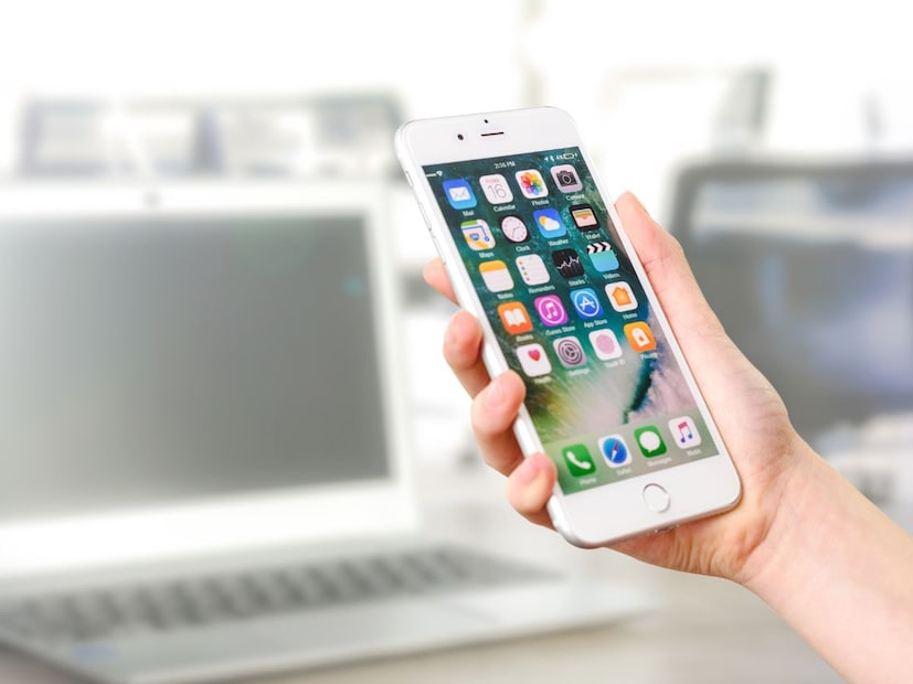 क्रिकेटची क्रेझ अजूनही टॉपवरभारताप्रमाणेच पाकिस्तानमध्येही क्रिकेटचा फिव्हर जबरदस्त आहे. 'क्रिकेट' कॅटेगरीमध्ये लोकांनी सर्वात जास्त Pakistan vs South Africa हा सामना शोधला. तर टॉप 5 मध्ये पाकिस्तान सुपर लीग (PSL), आशिया कप (Asia Cup), Pakistan vs India आणि Pakistan vs New Zealand या महत्त्वाच्या स्पर्धा आणि सामन्यांचा समावेश आहे. यावरून एक गोष्ट स्पष्ट होते की, राजकीय संबंध कसेही असले तरी क्रिकेटचे सामने हा दोन्ही देशांच्या लोकांच्या जिव्हाळ्याचा विषय आहे.