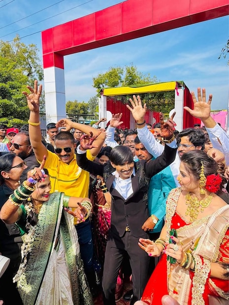 सूरज चव्हाणच्या लग्नाची वरात देखील जान्हवी किल्लेकरनं गाजवली. सूरजच्या लग्नात कलवरीलं चांगलाच कल्ला केला. जान्हवी नेहमीप्रमाणेच खूप सुंदर आणि सुरेख दिसत होती.  