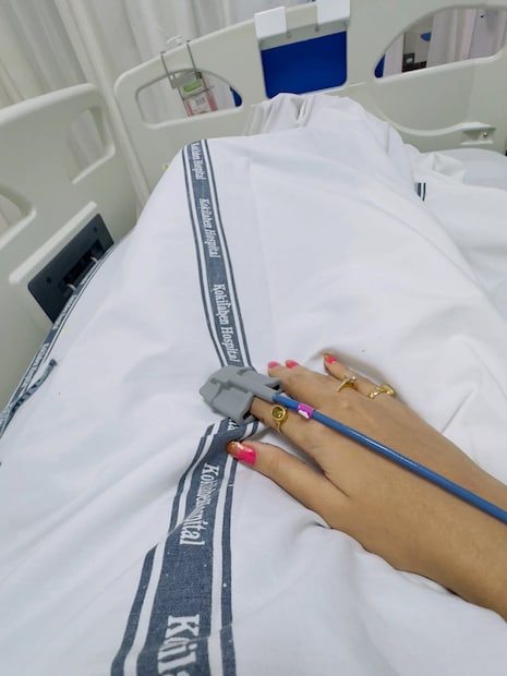 नजर इज रिअल असं कॅप्शन देत जान्हवीने तिचे हॉस्पिटल बेडीवरचे फोटो शेअर केलेत. जान्हवीला हॉस्पिटलमध्ये दाखल झाल्याचं पाहून चाहत्यांनी चिंता व्यक्त केली आहे.  