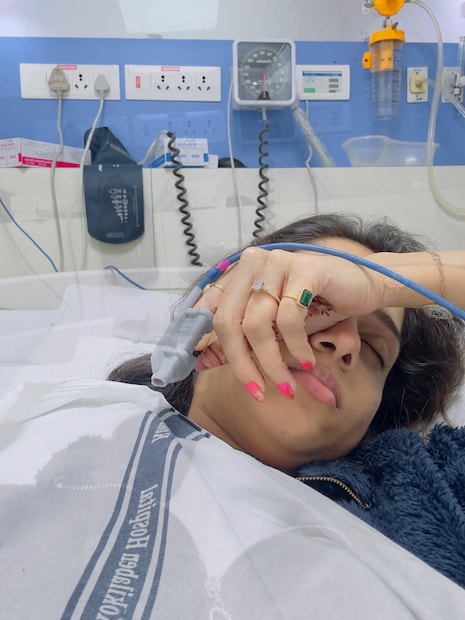 जान्हवी इतकी आजारी पडली की तिला उपचारांसाठी रुग्णालयात दाखल करावं लागलं. जान्हवीने तिचे हॉस्पिटलमधील फोटो शेअर केलेत. हे फोटो पाहून चाहत्यांना धक्काच बसला आहे. 