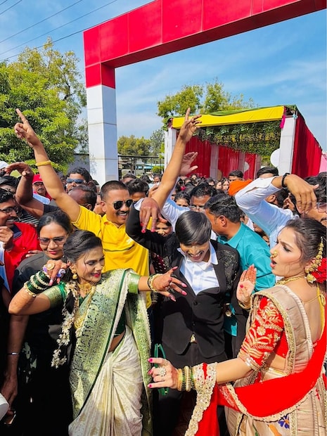 सूरज चव्हाणच्या लग्नात जान्हवी किल्लेकर त्याची मानाची करवली झाली होती. जान्हवी लग्नाआधीच्या सगळ्या विधींपासून सूरजची साथ दिली. सूरज जिथे जाईल तिथे जान्हवी देखील दिसत होती. 