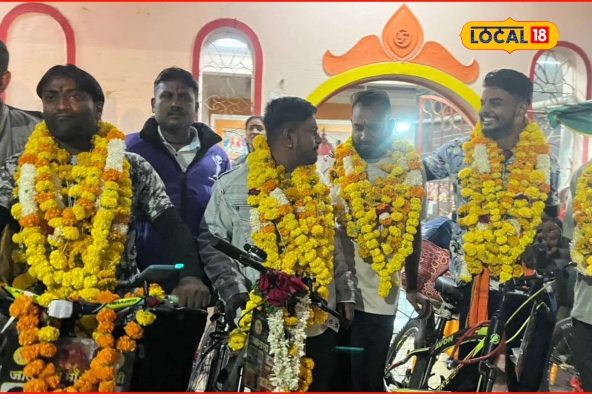 12 मित्रांचा अनोखा ग्रुप, तब्बल 2500 किमीचा प्रवास करत जाणार वैष्णोदेवी, Video 12 मित्रांचा अनोखा ग्रुप, तब्बल 2500 किमीचा प्रवास करत जाणार वैष्णोदेवी, Video