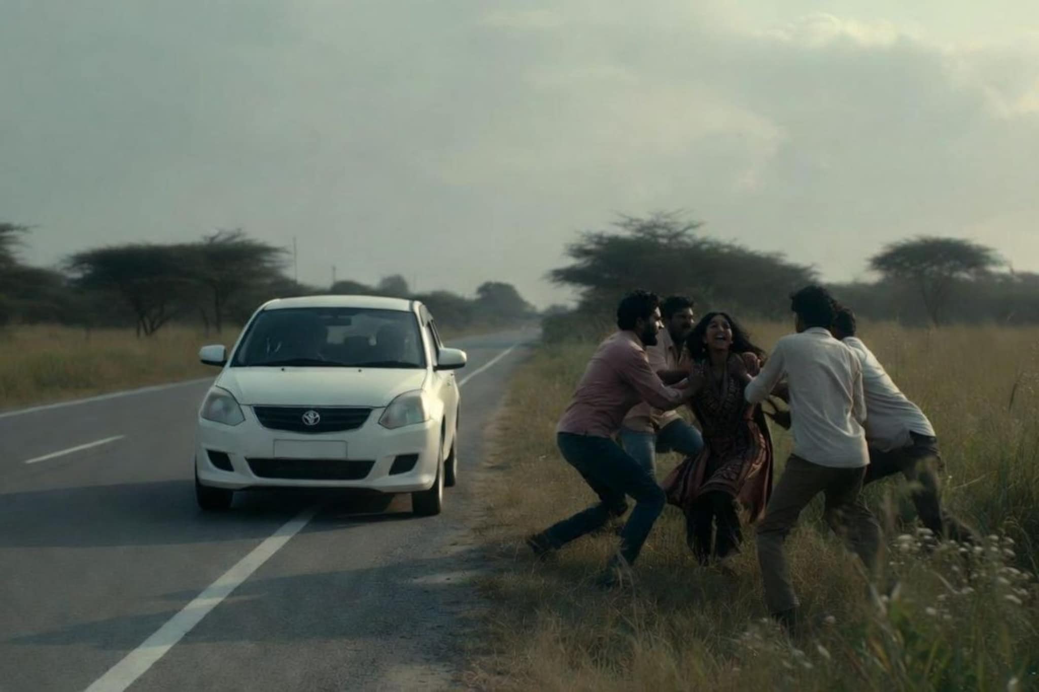 रस्त्यात गाडी थांबवली, तरुणीला शेतात नेलं, चौघांनी खाली पाडून पाजलं विष, जालन्या रस्त्यात गाडी थांबवली, तरुणीला शेतात नेलं, चौघांनी खाली पाडून पाजलं विष, जालन्या