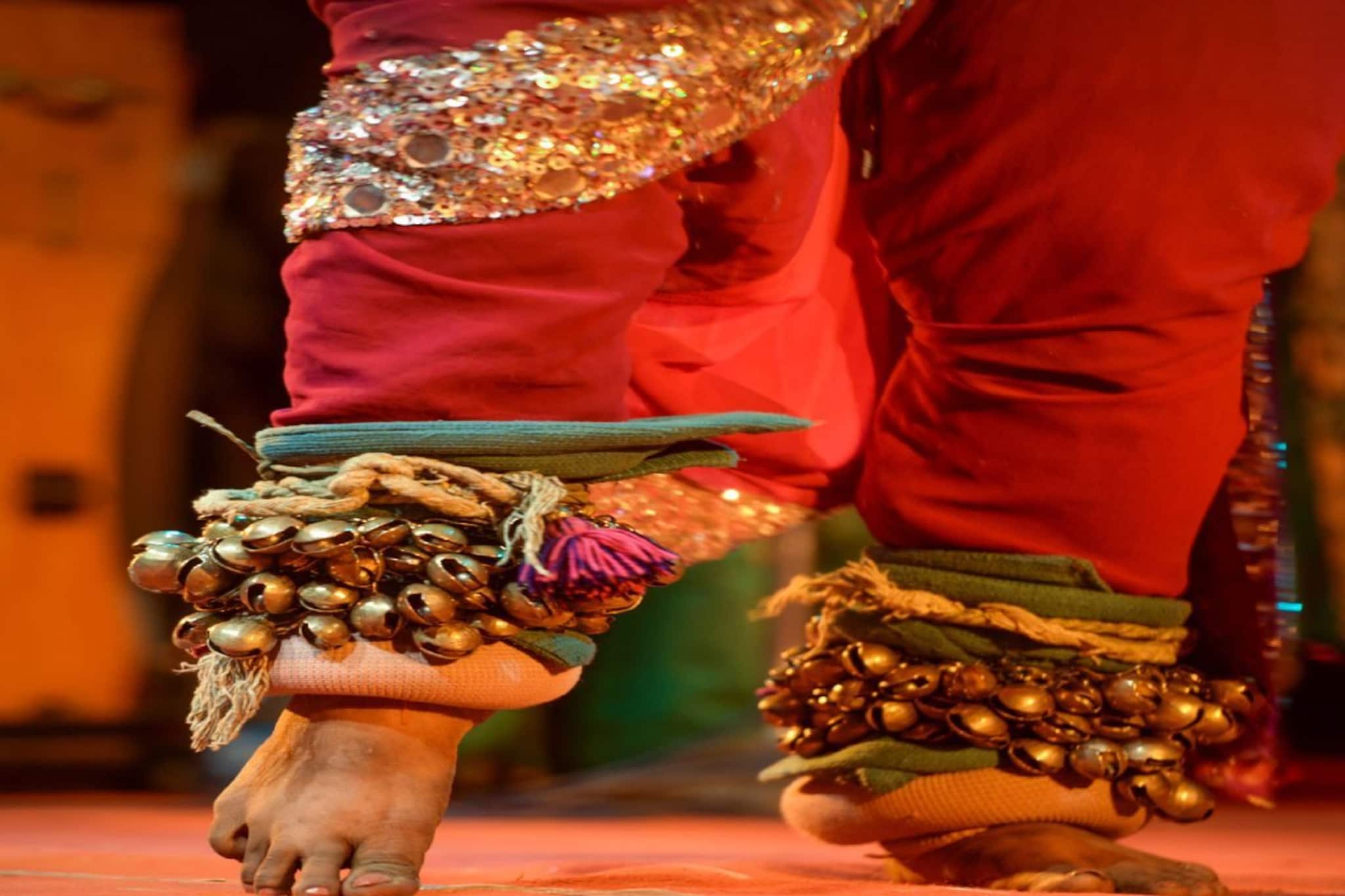 जामखेडमध्ये खळबळ, नृत्यांगणा दिपाली पाटीलने लॉजमध्ये संपवंल जीवन