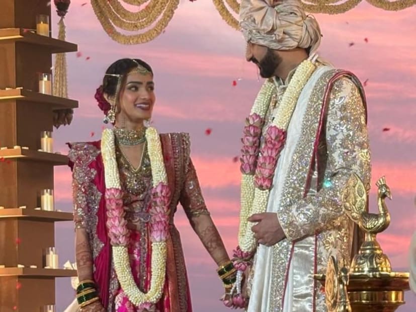 खासदार सुप्रिया सुळे यांनी हे फोटो सोशल मीडियावर शेअर केले आहेत. तसेच जोडप्याला लग्नाच्या शुभेच्छा देखील दिल्या आहेत.