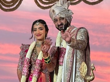 जय पवार- ऋतुजा पाटील यांचं लग्न संपन्न, बहारिनमधील विवाह सोहळ्याचे पहिले Exclusi जय पवार- ऋतुजा पाटील यांचं लग्न संपन्न, बहारिनमधील विवाह सोहळ्याचे पहिले Exclusi