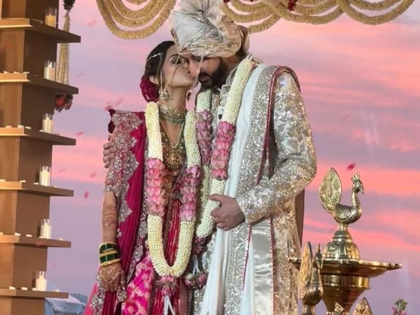 या दोघांचे फोटो अनेकांना आवडले आहेत.तसेय या फोटोंची आता सोशल मीडियावर चर्चा आहे. 